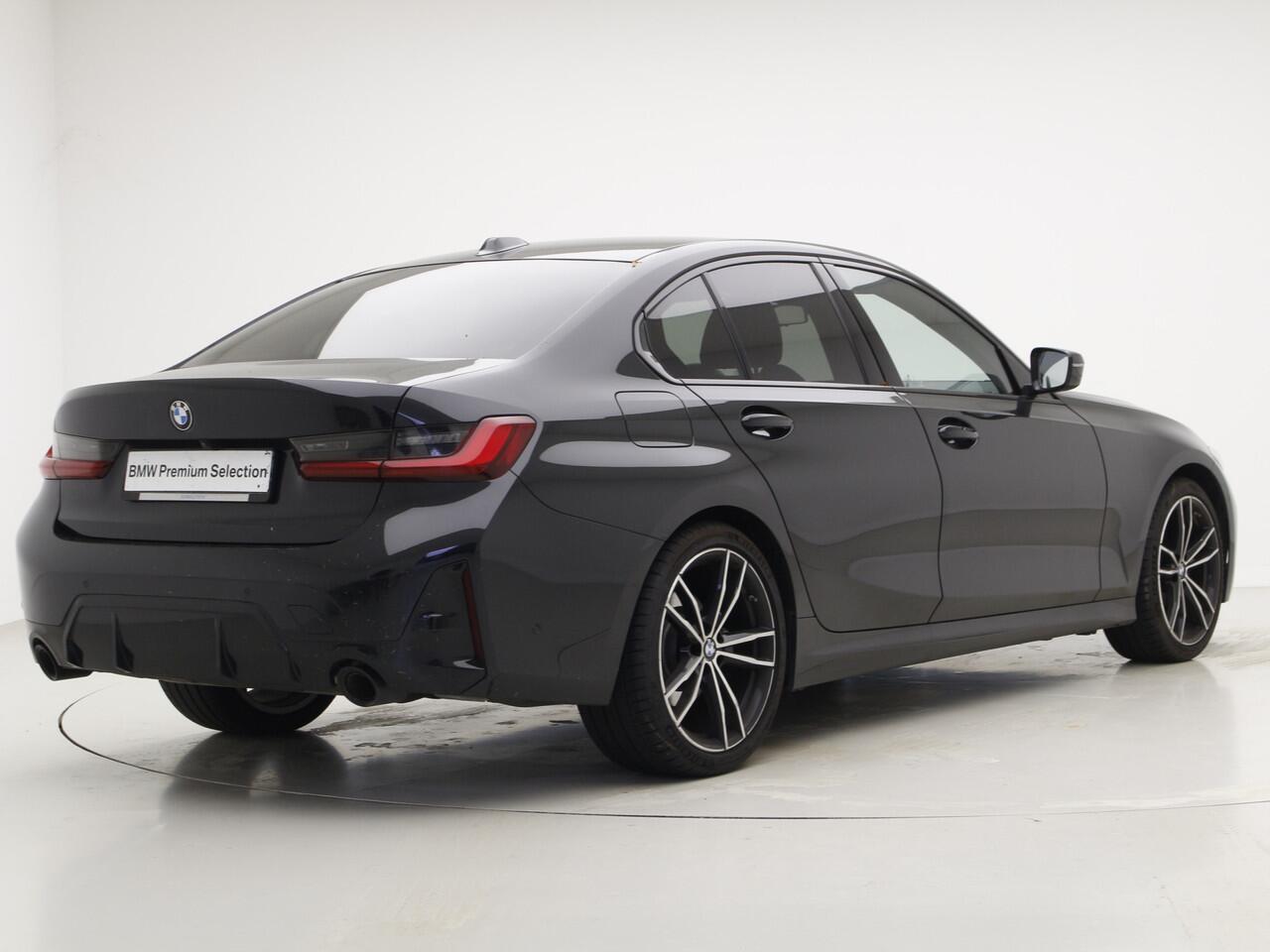BMW 3-SERIE 320i Sedan M-Sport | 18" | Camera | Harman Kardon | Privacy Glass | Voorbereiding Driving Assistance