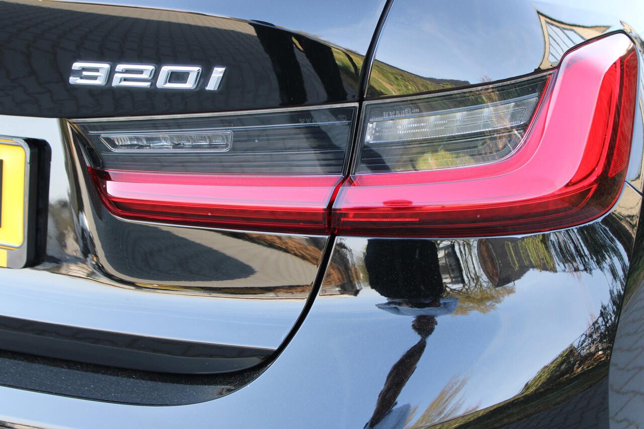 BMW 3-SERIE 320i High Executive Leder - Stoelverwarming - Dealer onderhouden Luxery line