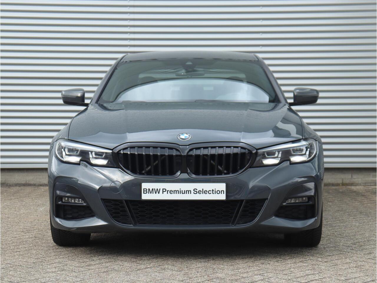 BMW 3-SERIE Sedan 330e | High Executive | M Sportpakket | Elektr. Stoelen | Comfort Access | Verwarmd Stuurwiel | Getint Glas | 19'' LMV