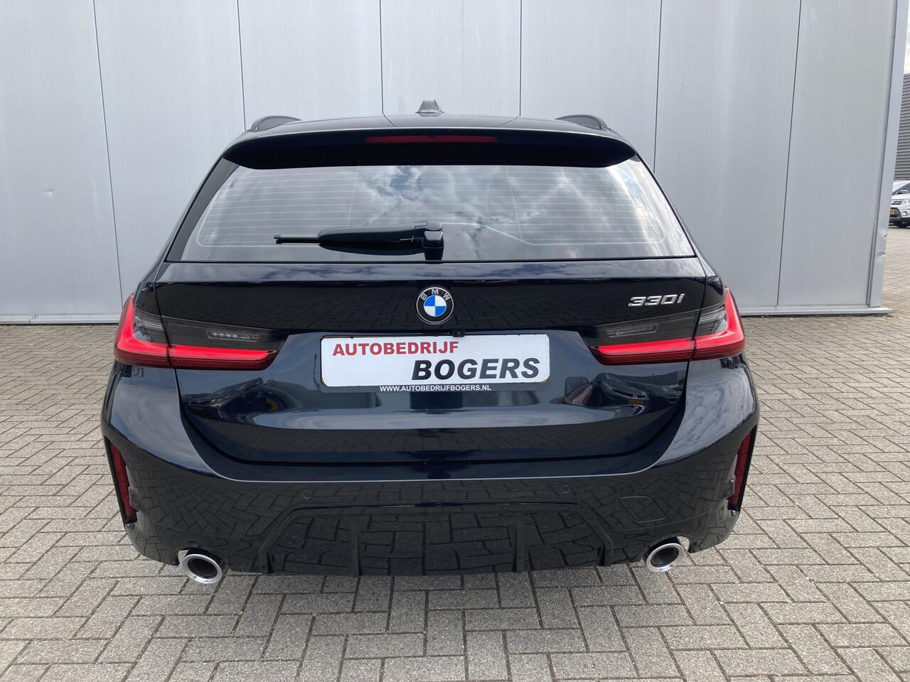 BMW 3-SERIE Touring M-Sport Automaat 330i Wegklapbare trekhaak, Achteruitrijcamera, Lederen bekleding, PDC v+a