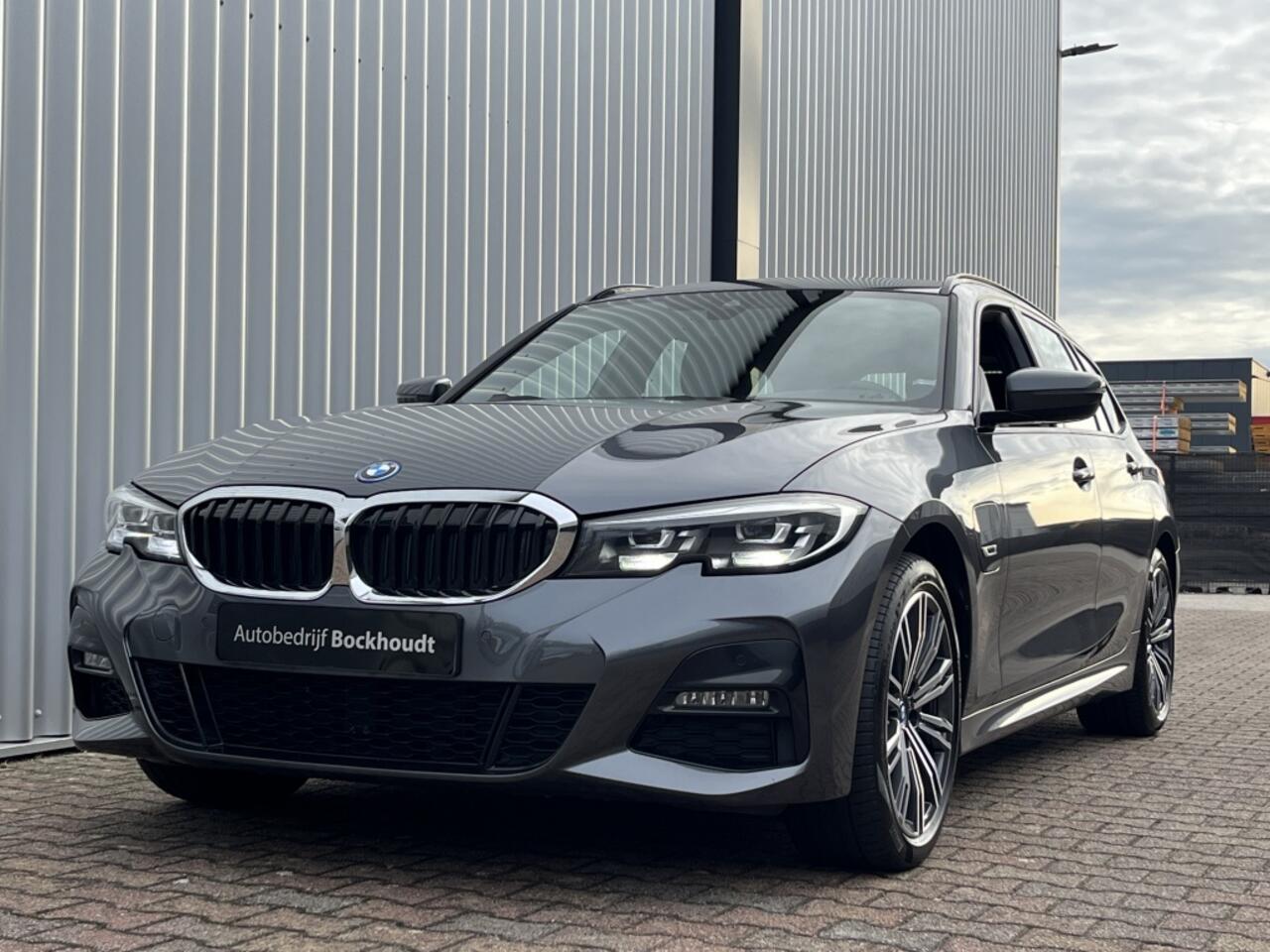 BMW 3-SERIE Touring 330e xDrive M-Sport Pakket | Stoel- & Stuurverw. | Apple CarPlay