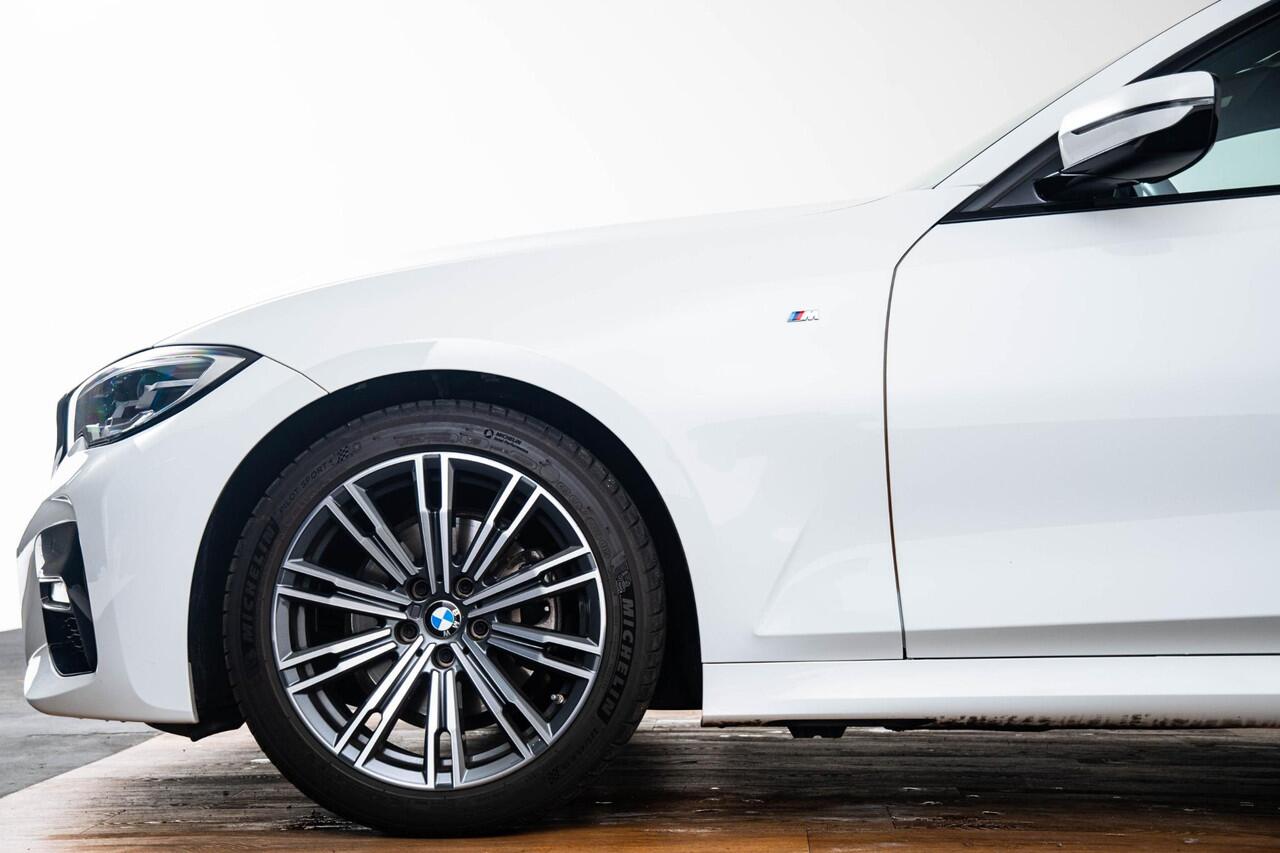 BMW 3-SERIE 320i Business Edition M Sport - Elektrisch verwarmde voorstoelen - Getinte Ruiten - Active Guard Plus - Cruise control - PDC Voor/Achter - HiFi - Automatisch dimmende binnenspiegel - Doorlaadopening -