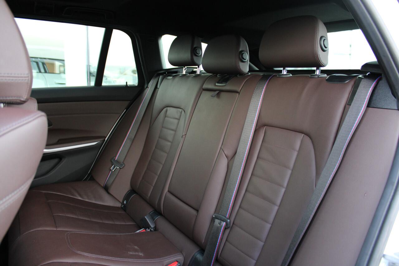 BMW 3-SERIE Touring 330i xDrive High Executive M Sport Automaat / Panoramadak / Trekhaak / Sportstoelen / Comfort Access / Adaptieve LED / Parking Assistant Plus