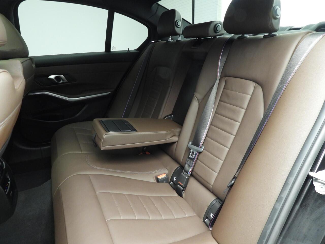 BMW 3-SERIE Sedan 318i | M-Sportpakket | LED | Leder | HUD | Schuifdak | Elektr. zetels | DAB | Hifi speakers | Alu 19 inch