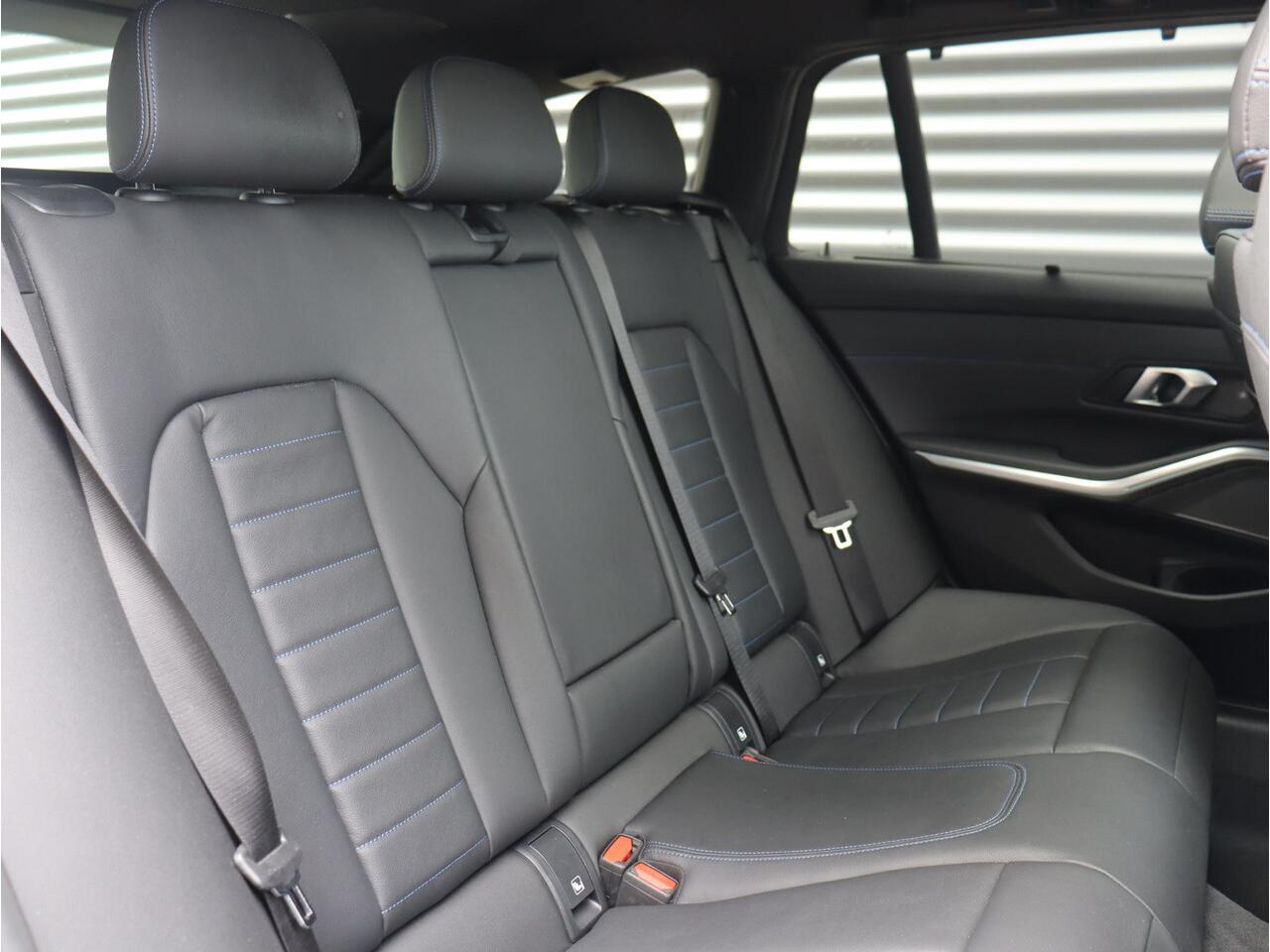 BMW 3-SERIE Touring 330e xDrive | High Executive | M Sportpakket | Panodak | Harman Kardon | Elektr. Voorstoelen | Head-Up | Driving Assistant | Adaptive Cruise Control | Parking Assistant Plus | Comfort Access | 19'' LMV