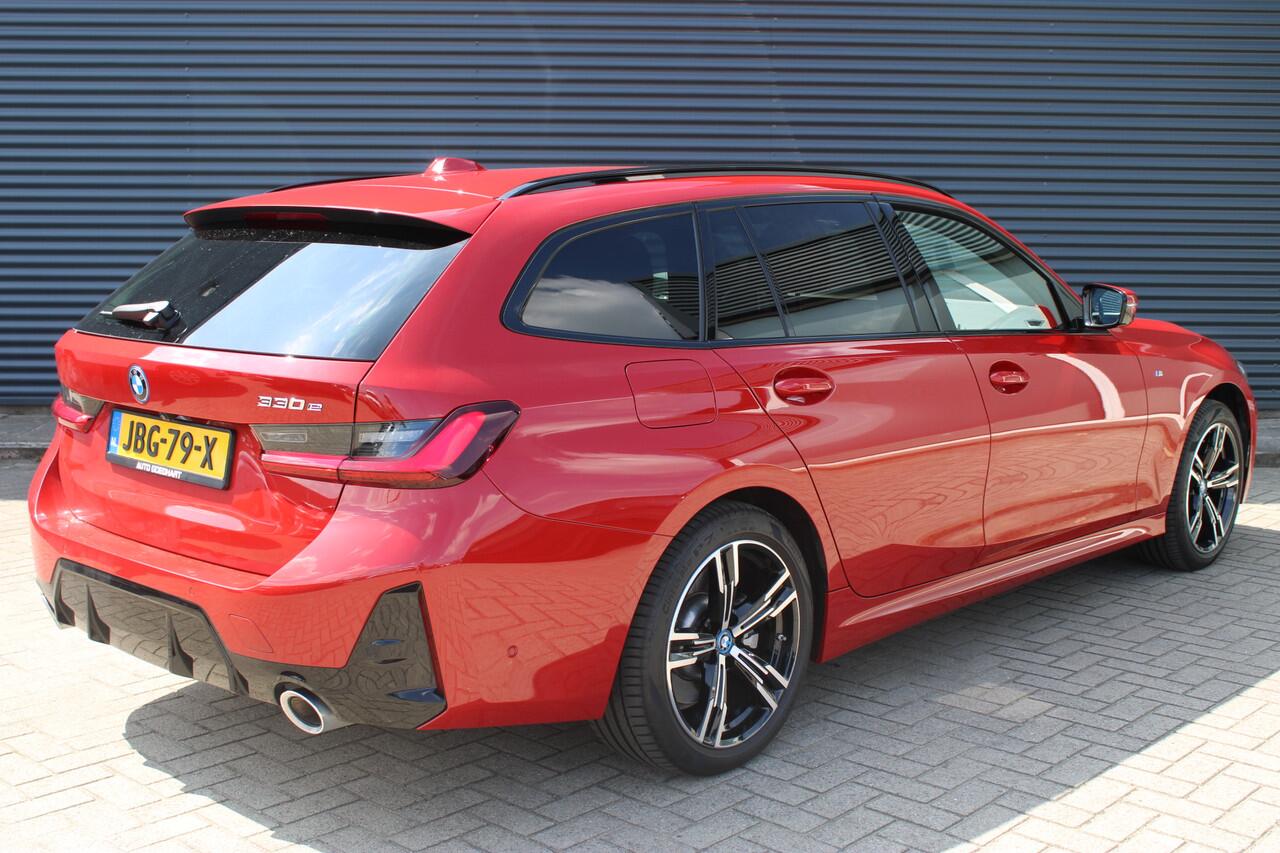 BMW 3-SERIE Touring 330e M-Sport Melbourne-Red Metallic Adaptive-Led Head-Up Harman-Kardon 360-Carmera Leer Elektr.-Trekhaak