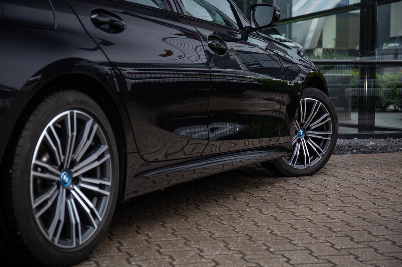 BMW 3-SERIE Touring 330e High Executive M-Sport 290pk , Adaptive cruise, Trekhaak, Sfeerverlichting,