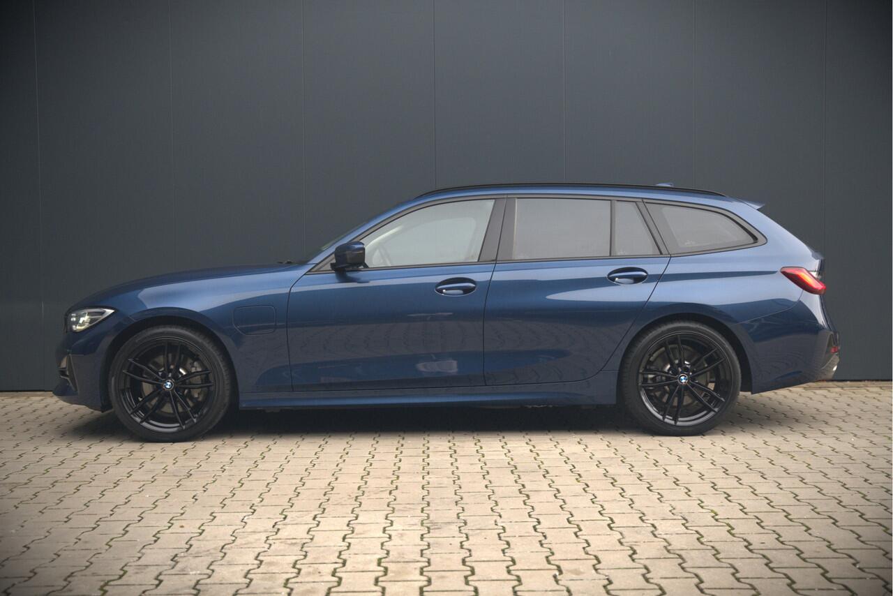 BMW 3-SERIE Touring 330e High Executive Sportline | Keyless | PDC | Leer | Hifi | Ambiance Verlichting | Stoelverwarming | Adaptive Cruise Control | BTW | LED | Shadow Line | Navigatie Prof. | DAB |