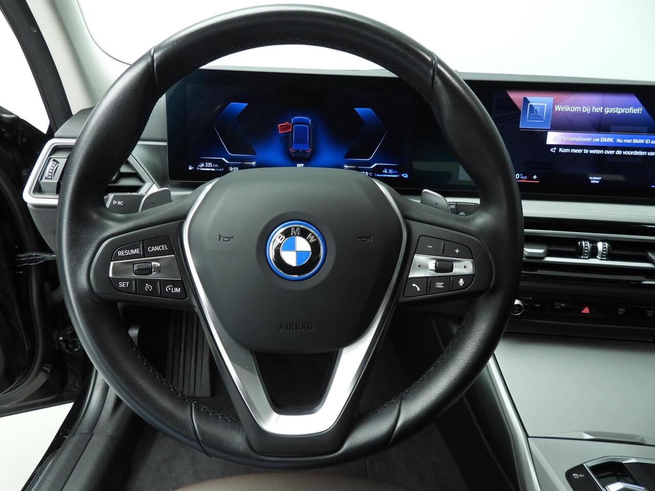 BMW 3-SERIE Touring 320e | LED | Leder | Navigatie | Trekhaak | Sportstoelen | Shadow line | DAB | Alu 17 inch