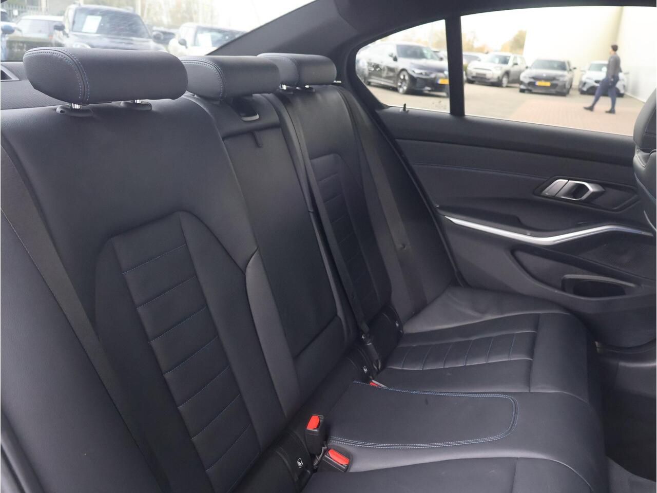 BMW 3-SERIE 330e xDrive High Executive / M-Sportpakket / HIFI / Trekhaak / Extra Getint Glas / Schuif - Kanteldak /