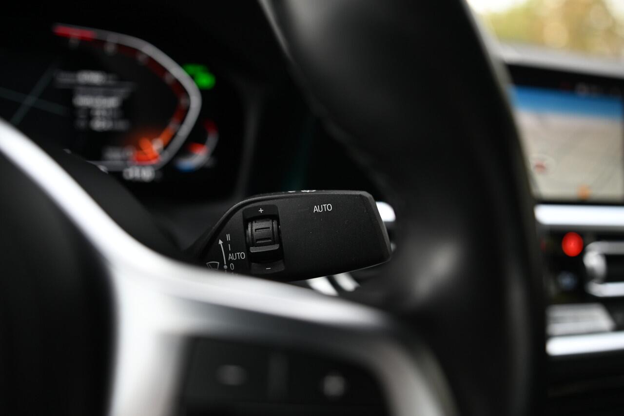 BMW 3-SERIE 318i Executive Sport Line Automaat / Sportstoelen / LED / Live Cockpit Professional / Stoelverwarming / Cruise Control