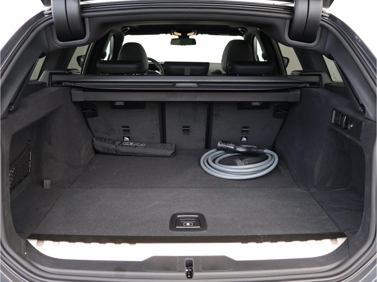 BMW 3-SERIE Touring 330e M Sportpakket Pro/ Stuurwiel verwarmd/ Comfort Access/ panoramadak/ Stoelverwarming/ Elektrische Trekhaak/ Active Cruise Control