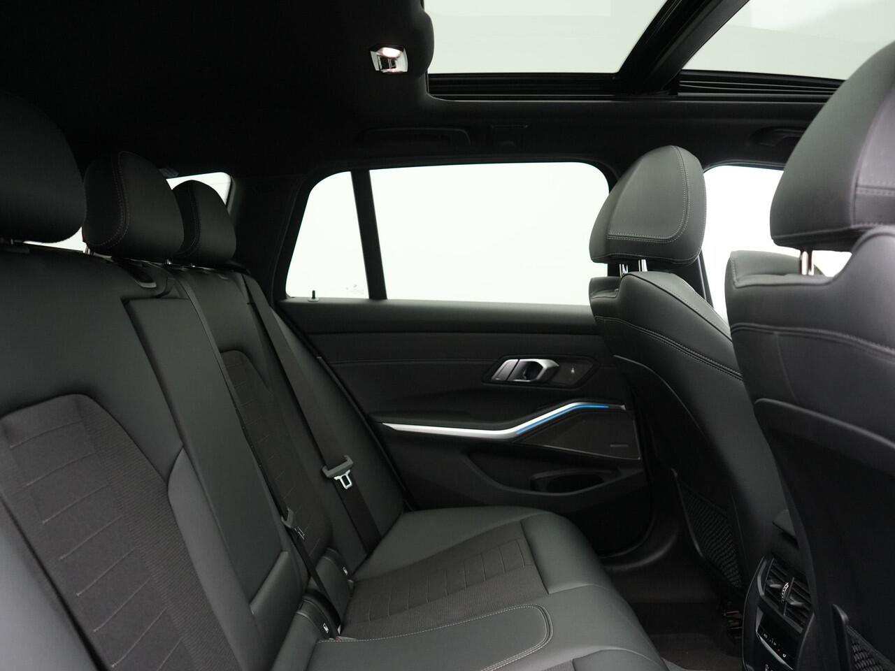 BMW 3-SERIE Touring 330e xDrive Sportline Plug In Hybrid 293pk Dealer O.H. PHEV | Panodak | Head Up | Adaptive Cruise | Laser LED | Harman & Kardon | Lederen M-Sport Sportstoelen Memory & Verwarmd | Sfeerverlichting | Virtual | Navigatie |