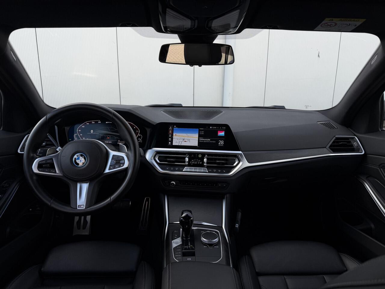 BMW 3-SERIE Touring 330e xDrive M-Sport | Head-up | Trekhaak | Dealer onderhouden