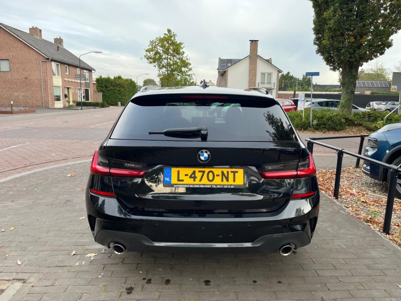 BMW 3-SERIE TOURING 330I HIGH EXECUTIVE M-PAKKET / SCHUIFDAK / NAVI / DAB