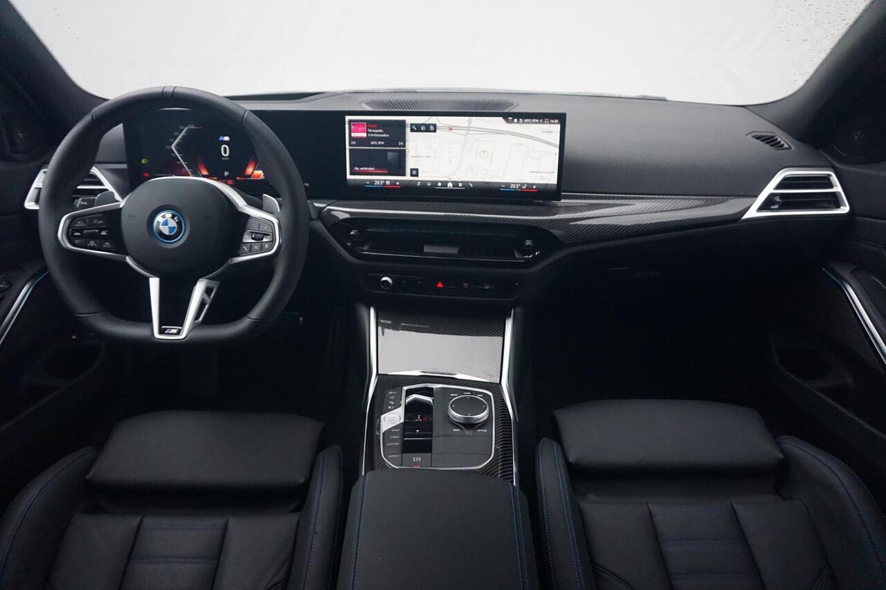 BMW 3-SERIE Touring 330e M Sportpakket Pro 19'' / Panoramadak / Harman Kardon / Driving Assistant Professional / Elektrisch verstelbare stoelen / Trekhaak