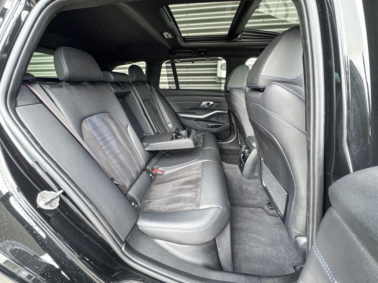 BMW 3-SERIE Touring 330e M Sportpakket Pro / Travel Pack / Comfort Pack / Entertainment Pack / Stuurwielrand verwarmd / Comfort Access / Trekhaak / Achteruitrijcamera / Panoramadak / Elektrisch verstelbare stoelen