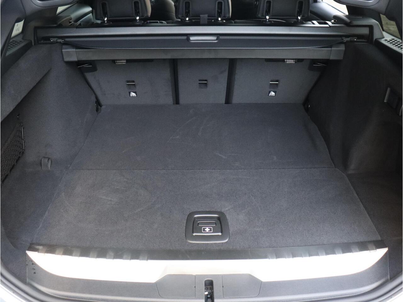 BMW 3-SERIE Touring 330e | M Sportpakket Pro | Panodak | Head-Up | Trekhaak | Driving Assistant Prof. | Parking Assistant Plus | Harman Kardon | Verwarmd Stuurwiel | 19'' LMV