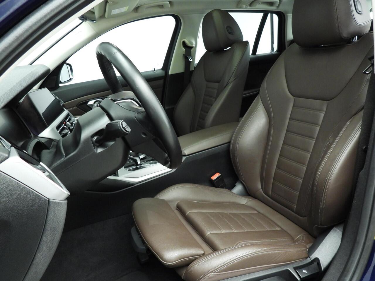 BMW 3-SERIE Touring 330e | Laserlicht | Leder | Navigatie | Schuifdak | Sportstoelen | Chrome line | DAB | Hifi speakers | Alu 18 inch