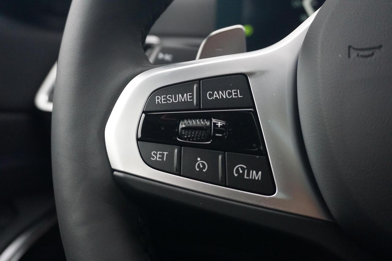 BMW 3-SERIE Sedan 318i M Sport / Panorama Dak / Stoel- en Stuurverwarming | Ekris Selection