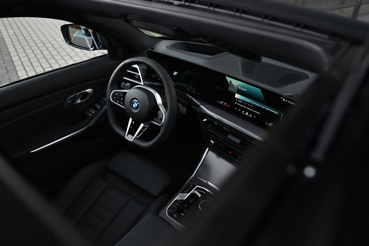 BMW 3-SERIE Touring 330e High Executive M Sport Automaat / Panoramadak / Trekhaak / Sportstoelen / M Adaptief onderstel / Adaptieve LED / Parking Assistant Plus / Comfort Access