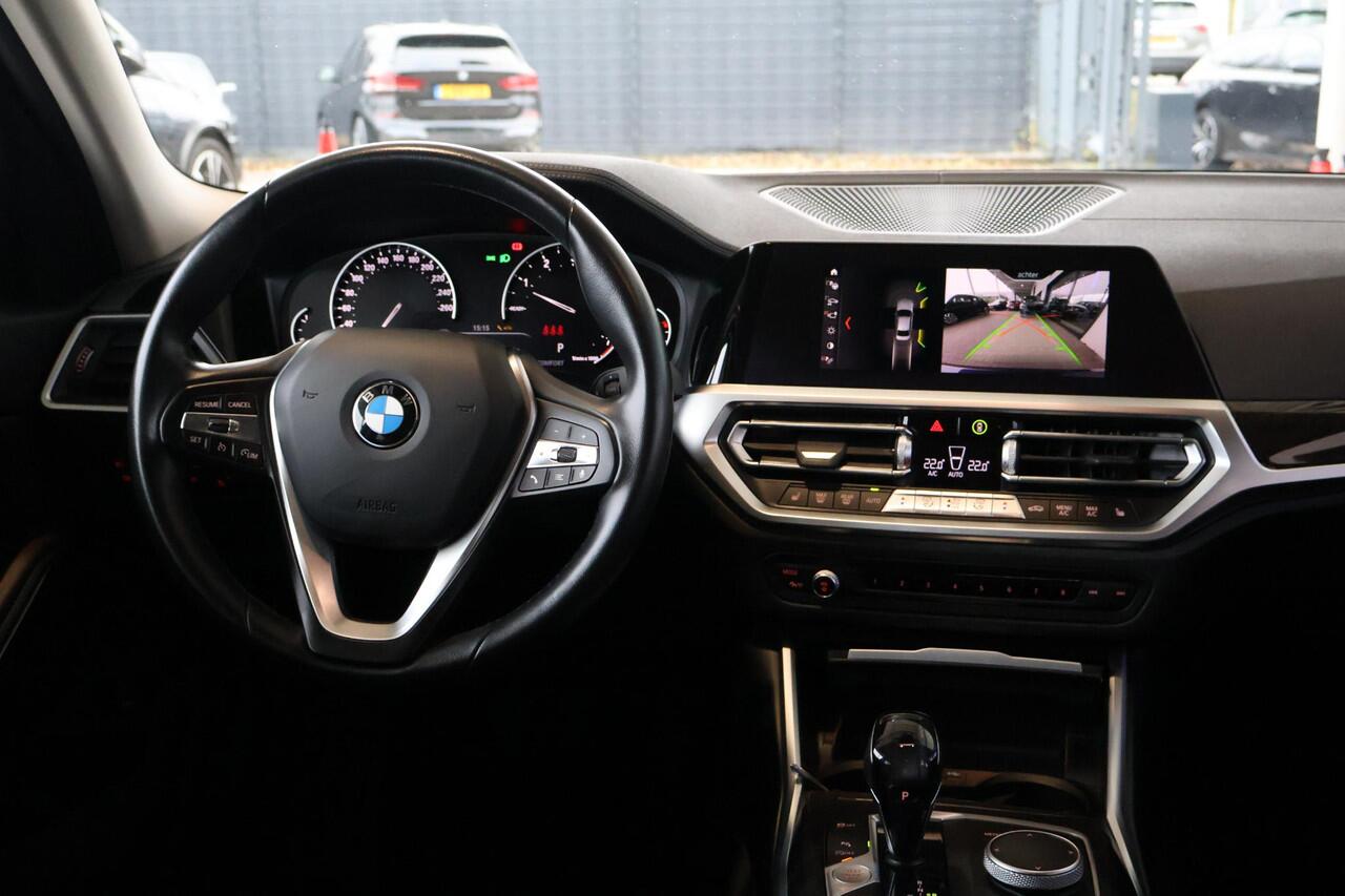 BMW 3-SERIE 320i High Executive | Luxury Line | Voorstoelen Verwarmd | Apple Carplay