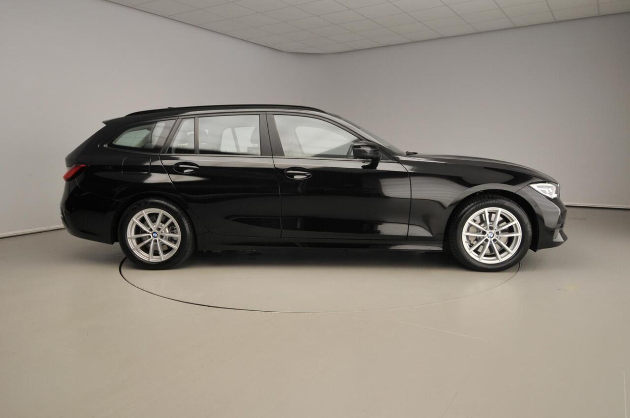 BMW 3-SERIE Touring 330e | LED | Leder | HUD | Sportstoelen | Active cruise | Stoelverwarming | DAB | Alu 17 inch