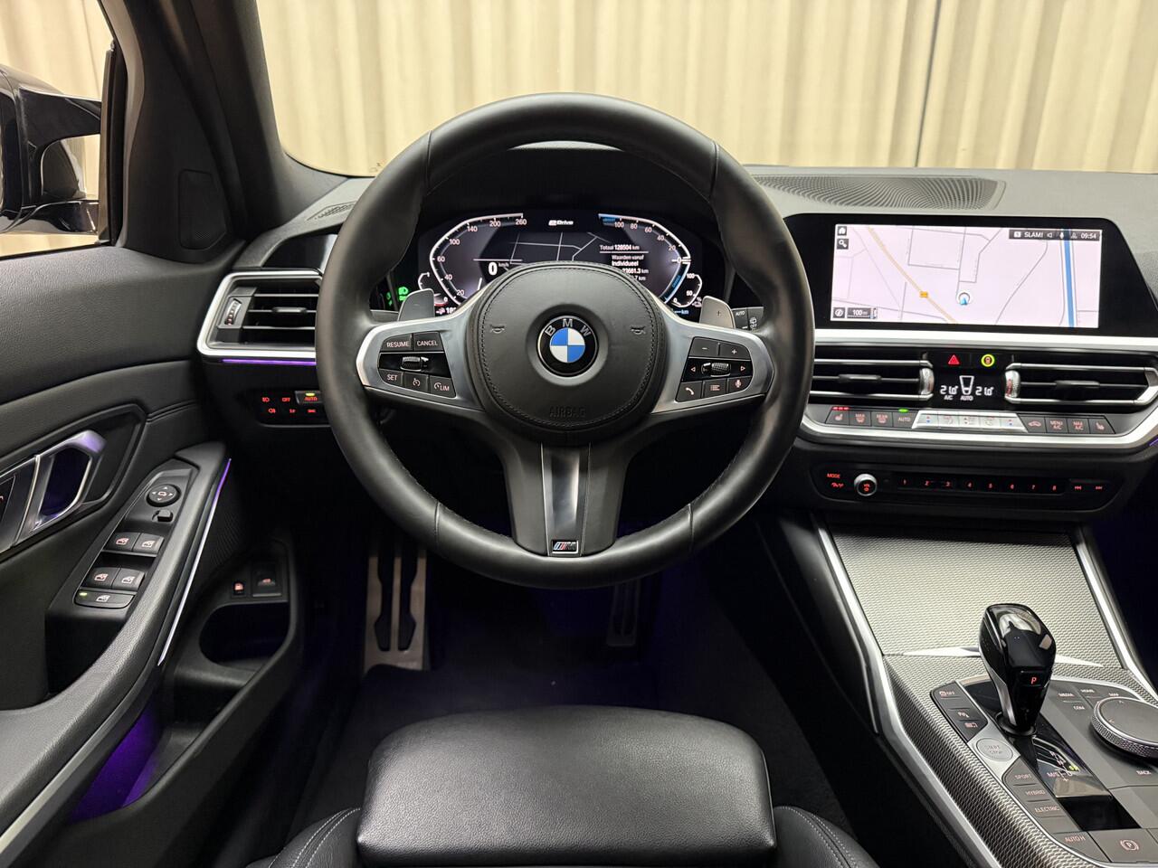 BMW 3-SERIE Touring 330e M-Sport / Org.NL! / Carplay / Leder / Elek. Trekhaak / 19'' LMV /LED / Stoelverwarming / Cruise / Navigatie