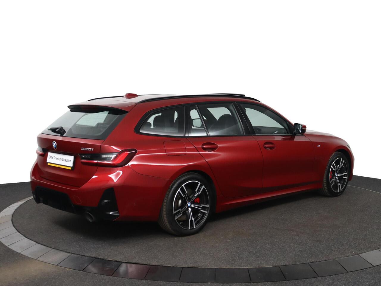 BMW 3-SERIE Touring 320i M Sport Pro | Glazen Panoramadak | Trekhaak Elektrisch | Leder | Comfort Access | Adaptive LED | Camera | Innovation Pack