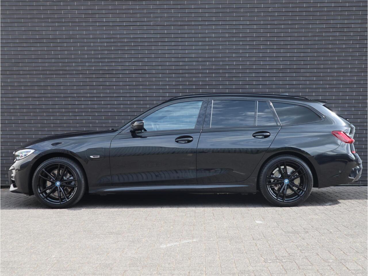 BMW 3-SERIE Touring 320e xDrive High Executive M Sport Pakket Automaat / Live Cockpit Professional / Adaptief M Onderstel / Panoramadak / Stoelverwarming / Extra Getint Glas / LED / 19 Inch / Hifi / Lichtpakket