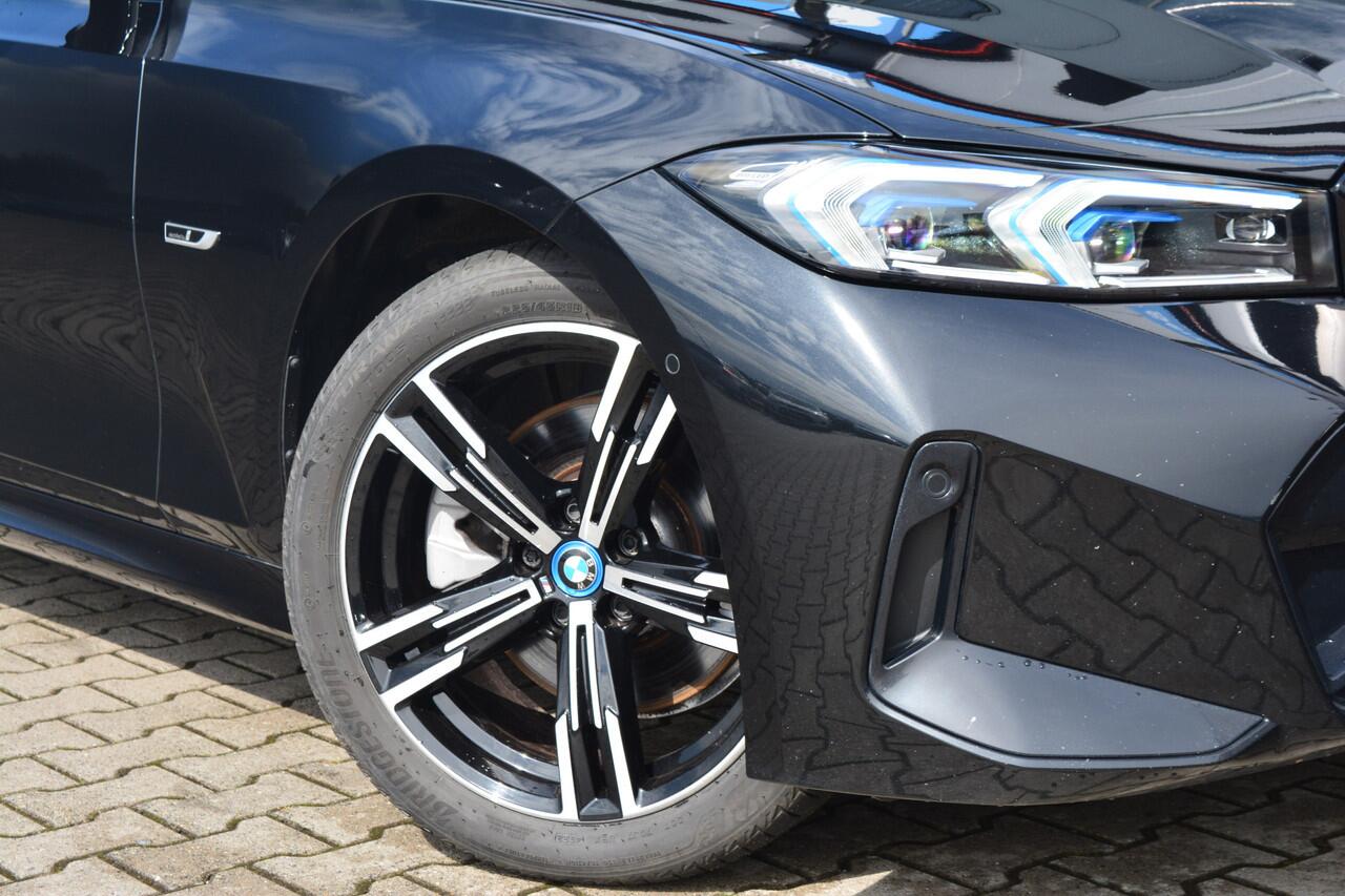 BMW 3-SERIE Touring 330e M Pakket | Led | ACC | Camera |