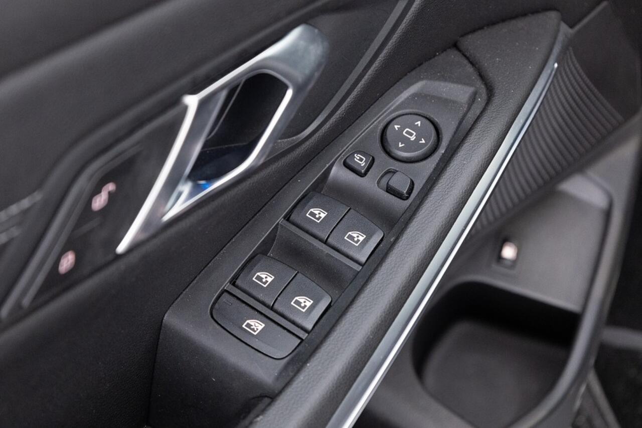 BMW 3-SERIE 320 e Business | Half LEDER | Full LED | NAVI | Trekhaak | PHEV Plug-in Hybrid