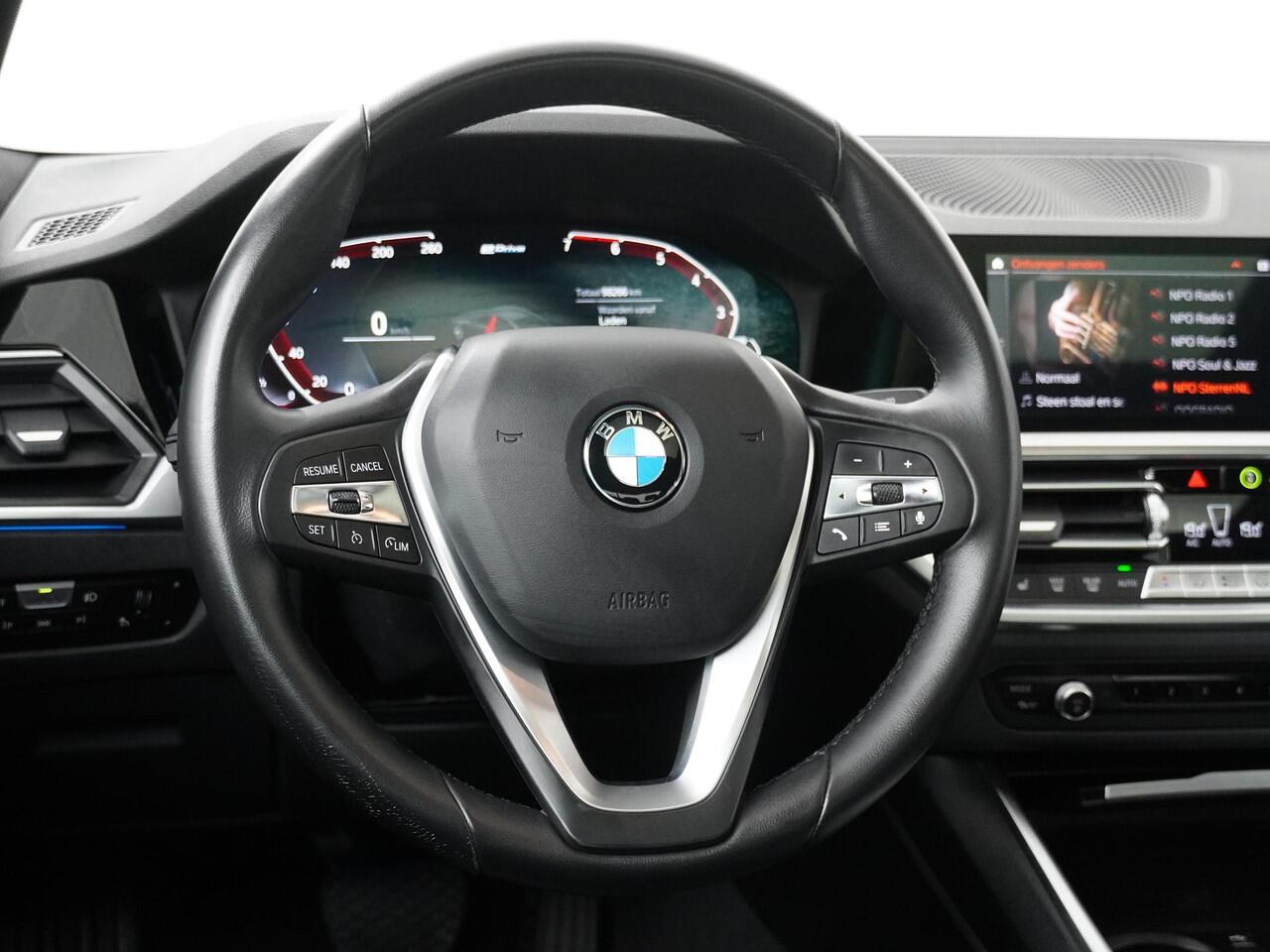 BMW 3-SERIE 320e Business Edition Plus | Trekhaak | Panoramadak | Stoelverwarming |