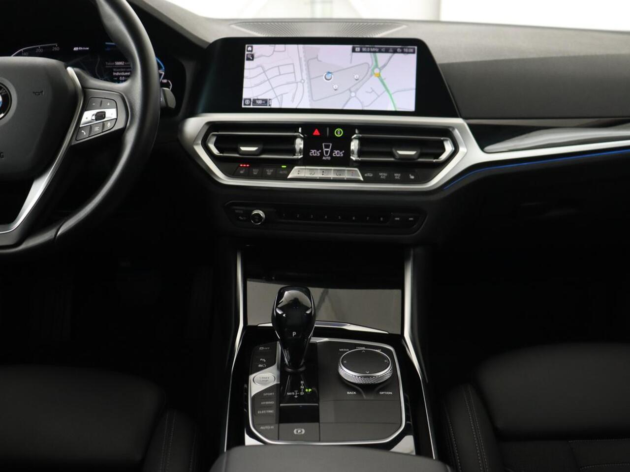 BMW 3-SERIE 330e Sport Line | Stoelverwarming | Carplay | Sportstoelen | Half leder | Camera | Navigatie | Live Cockpit | DAB | Full LED | Park Assist | Navigatie | Climate control | PHEV | Plug In