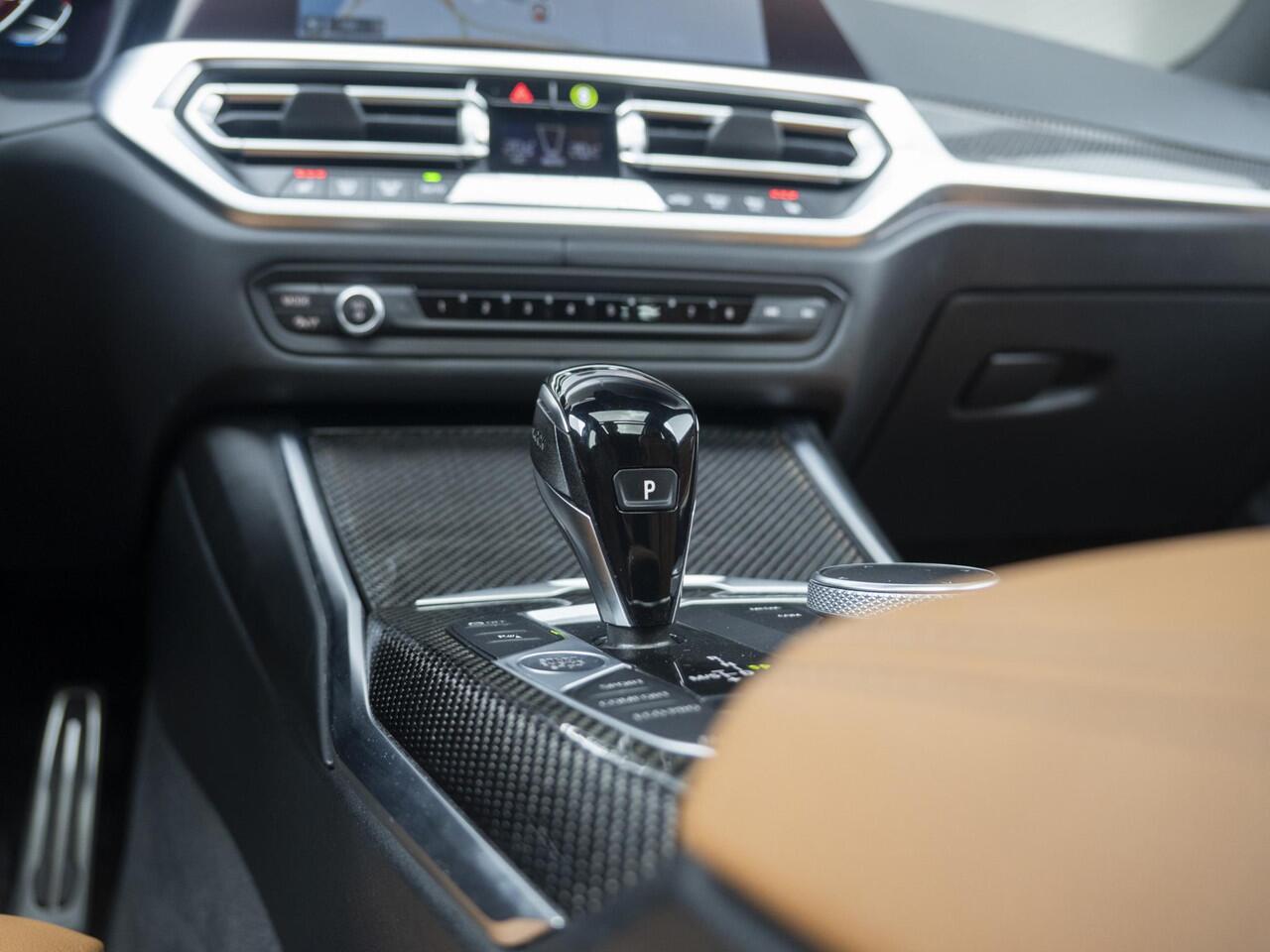 BMW 3-SERIE Touring M340i xDrive | Innovationspakket | Parking Assistant | Verwarmd Stuurwiel | Comfort Access | Achteruitrijcamera | Harman Kardon | Panoramadak | Head-Up Display | 19'' | Trekhaak