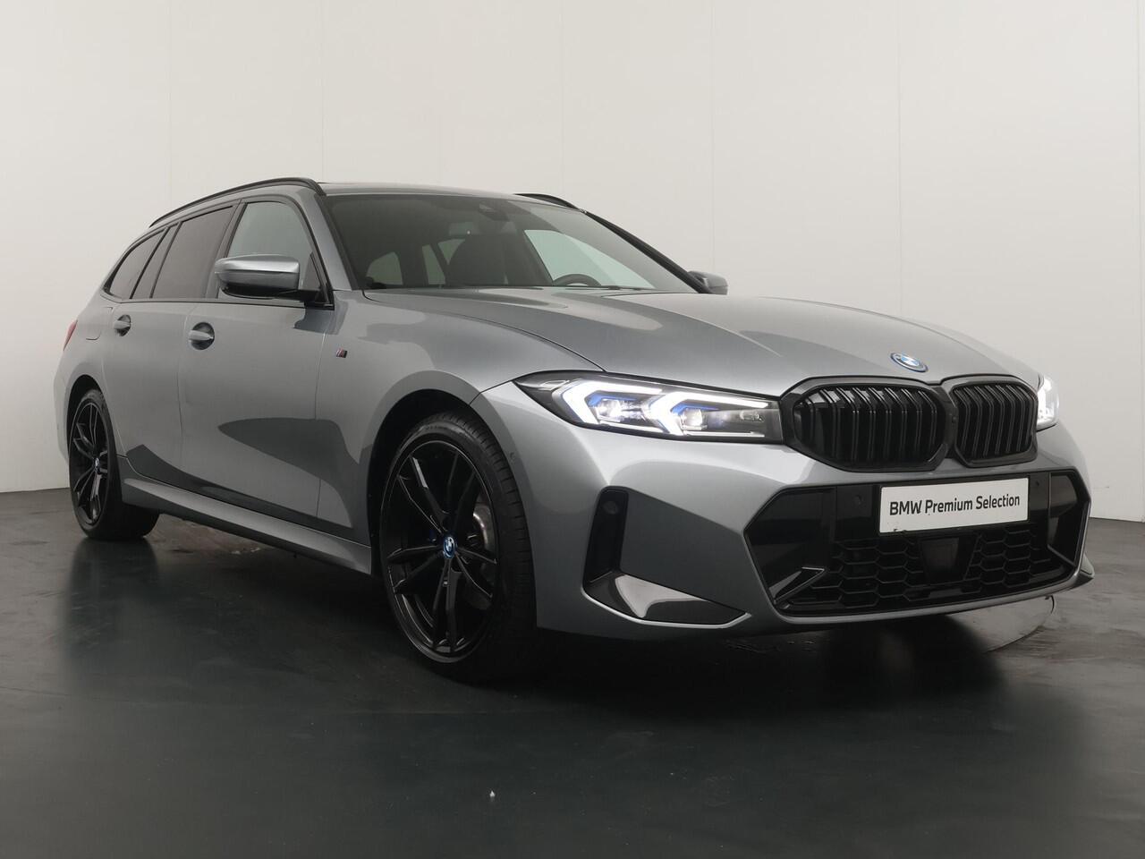 BMW 3-SERIE Touring 330e M-Sportpakket | Adaptive Cruise | Comfort Access | Head-Up | Panoramadak | Harman Kardon | Elektrisch bedienbare stoelen
