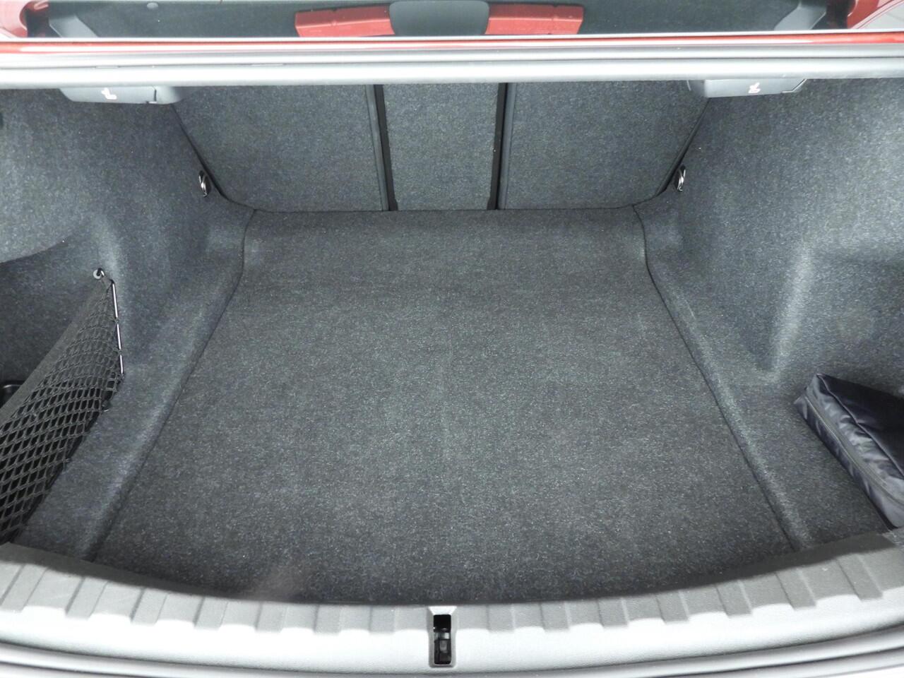 BMW 3-SERIE Sedan 320i | M-Sportpakket | LED | Leder | Navigatie | Schuifdak | Stoelverwarming | Sportstoelen | DAB | Alu 19 inch