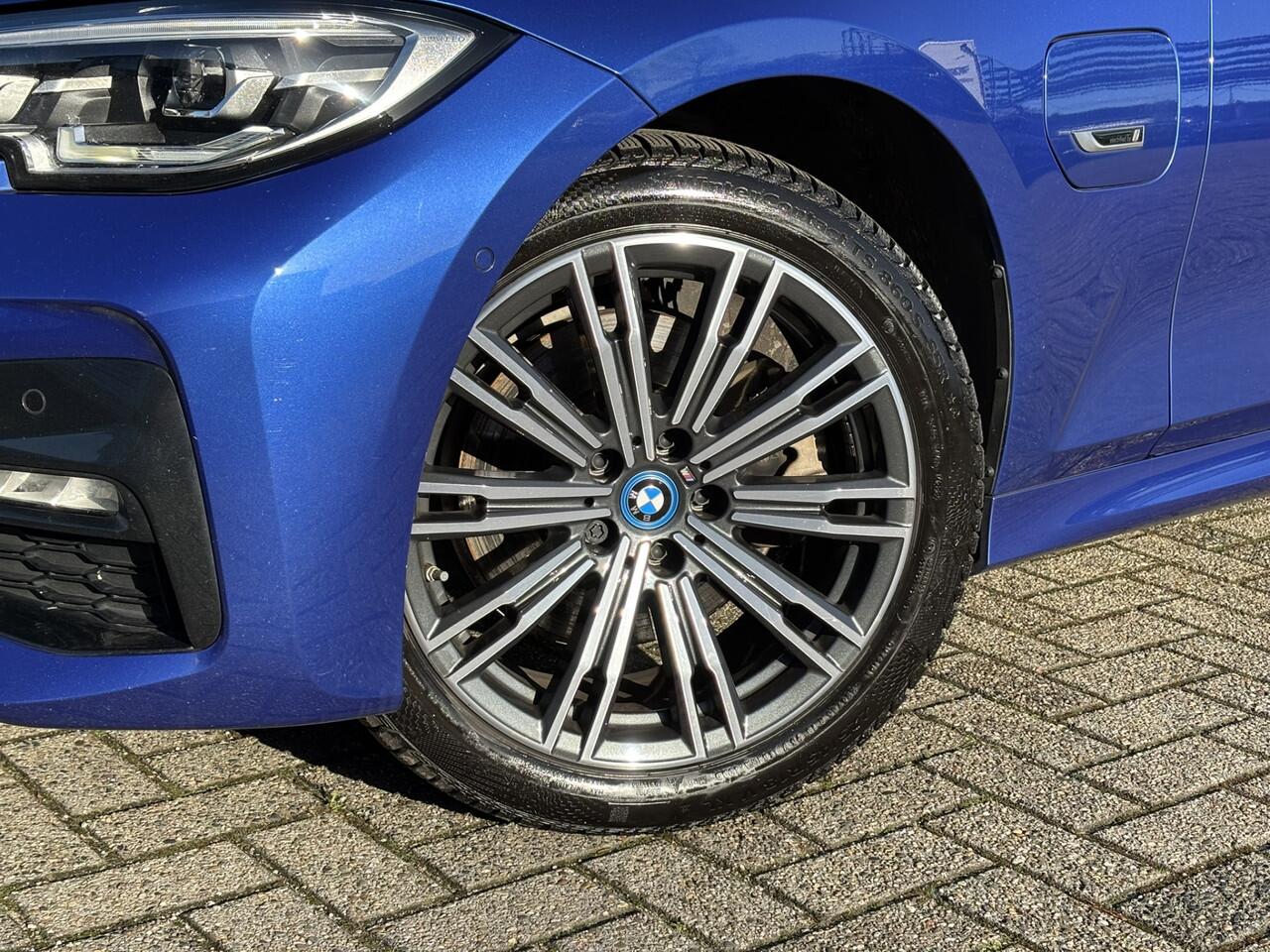 BMW 3-SERIE Touring /320e Business Edition Plus M Sport Pakket / Portimao Blau / Stoel & Stuurverwarming / Wegklapbare Trekhaak /
