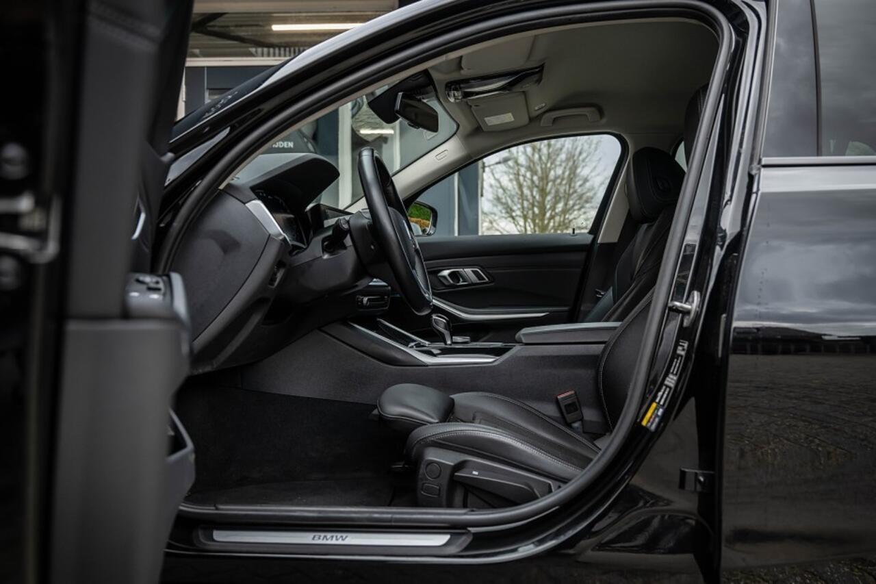 BMW 3-SERIE 330e xDrive | Sportline | Shadow | ACC | Elek. trekhaak | Parkeersenoren | Apple carplay | 17' Inch |
