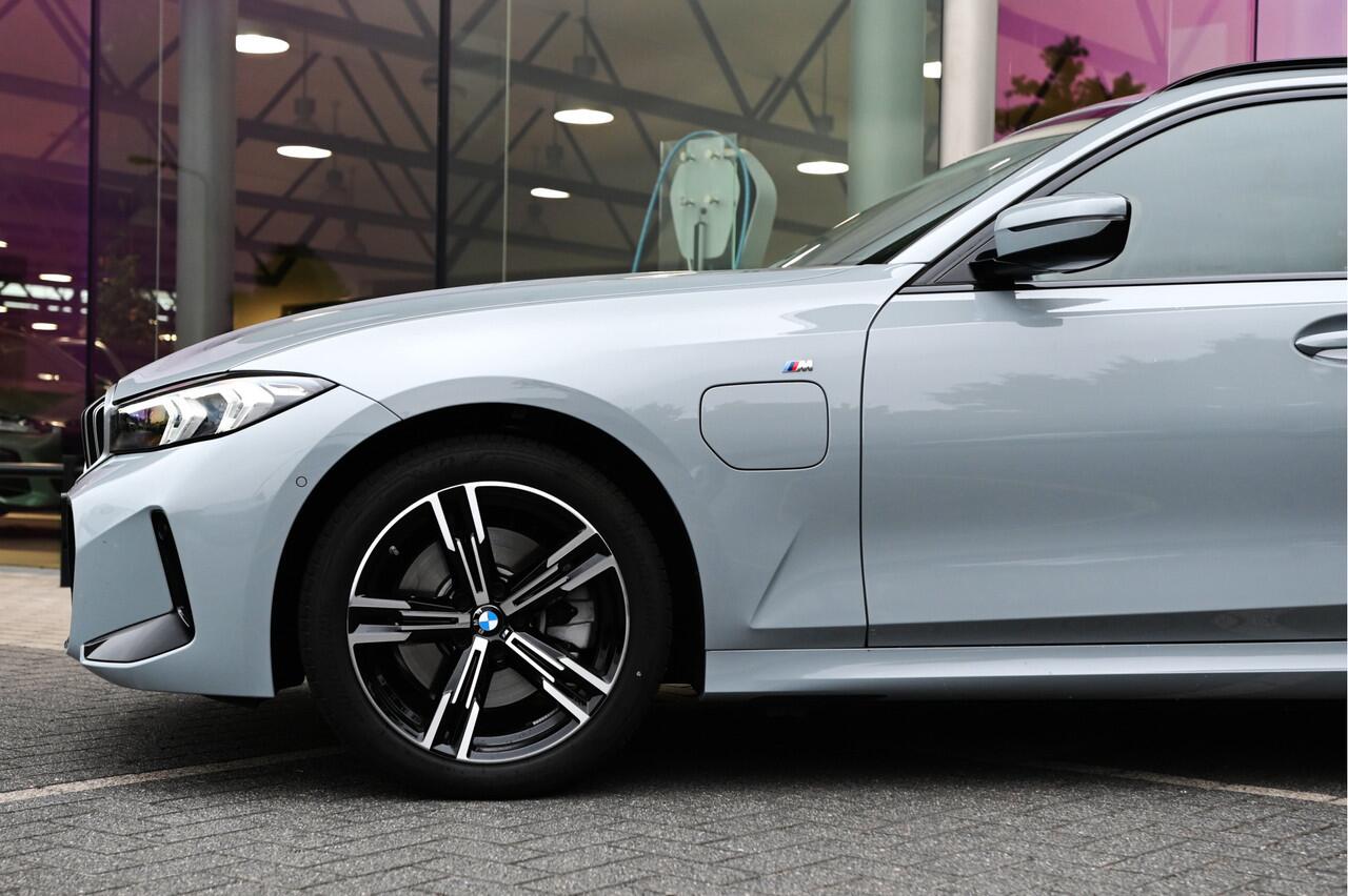 BMW 3-SERIE Touring 330e M Sport Automaat / Panoramadak / Trekhaak / Sportstoelen / Achteruitrijcamera / Comfort Access / Active Cruise Control / Parking Assistant