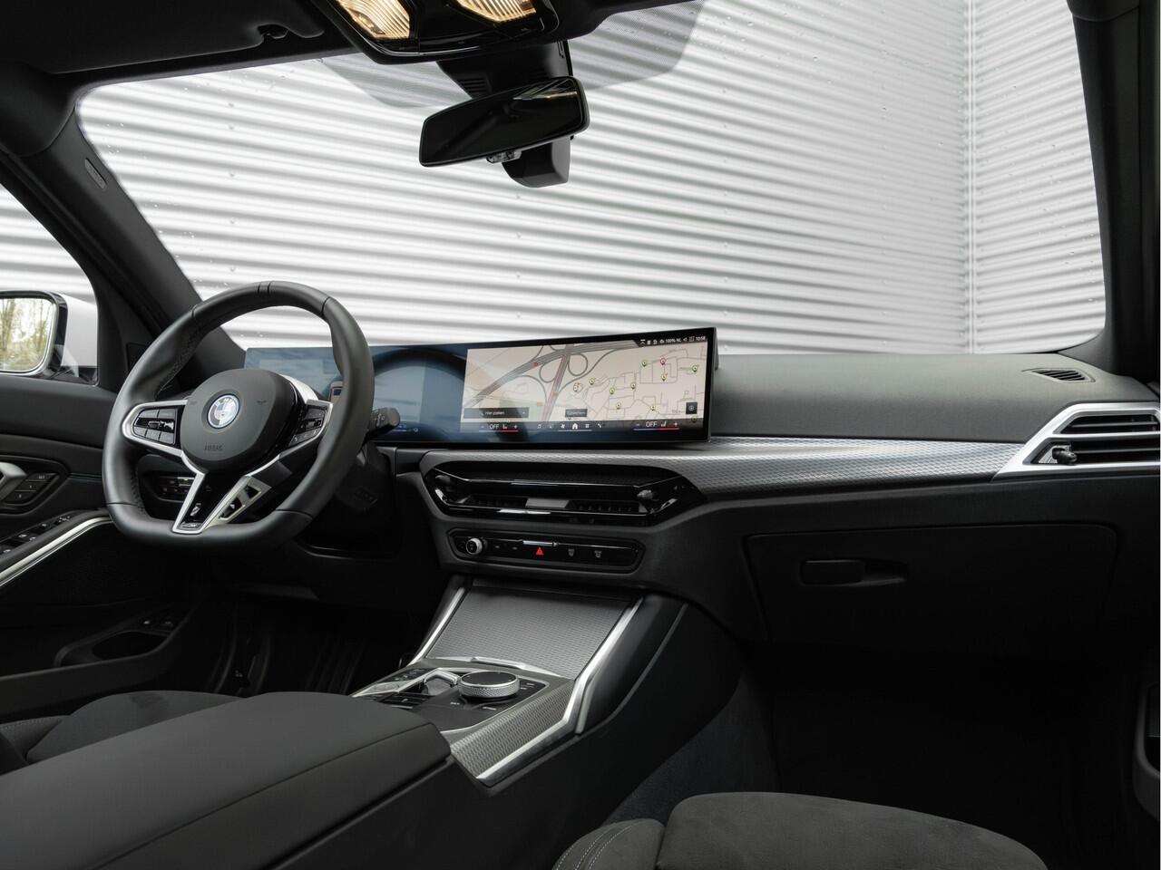 BMW 3-SERIE Touring 330e xDrive - M-Sport - LCI 2 - Memoryzetel - Head-up - Driving + Parking Ass