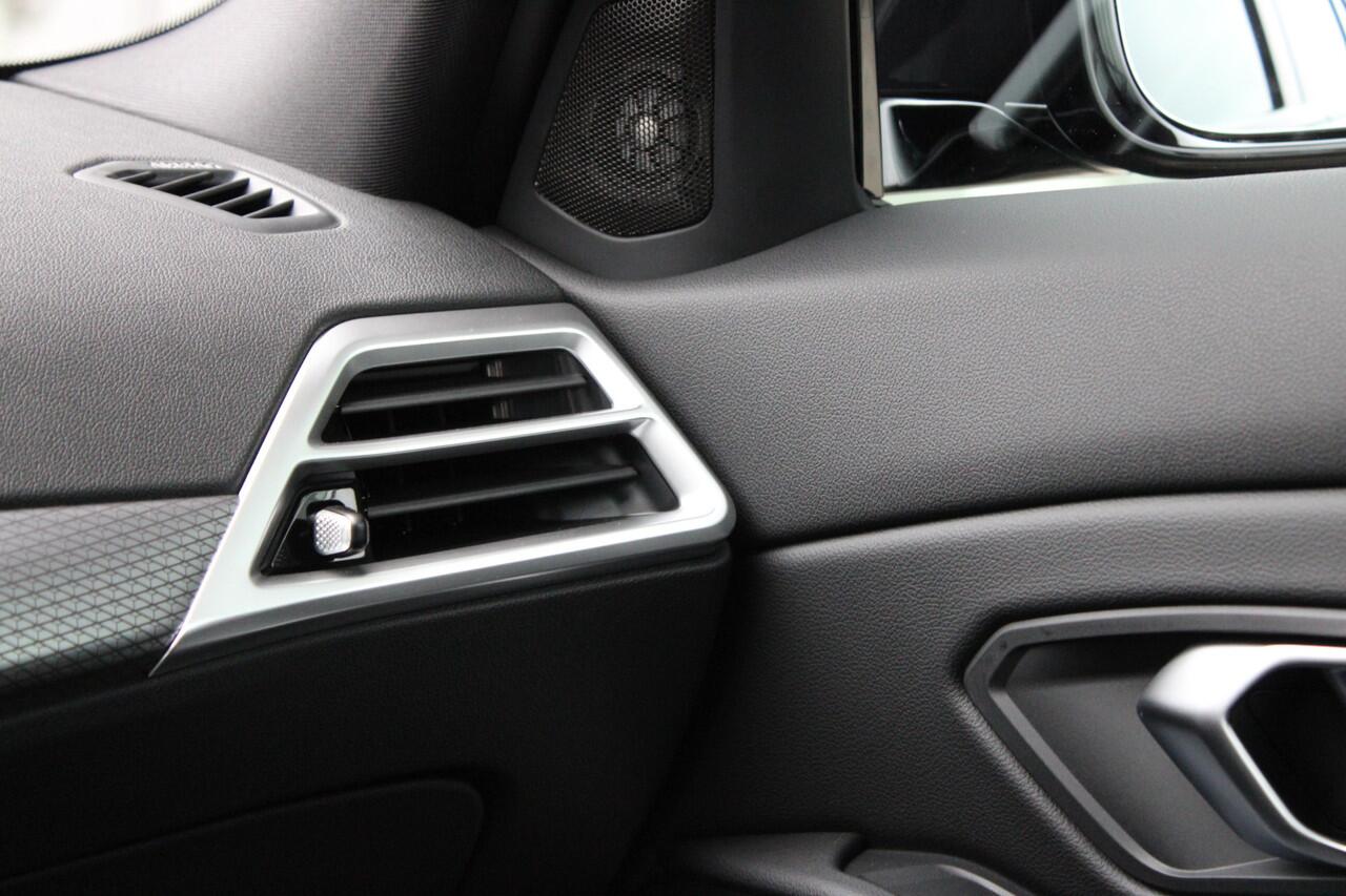 BMW 3-SERIE 330e High Executive M Sport Automaat / Schuif-kanteldak / Sportstoelen / Parking Assistant Plus / Comfort Access / Adaptieve LED / Stuurverwarming / Live Cockpit Professional