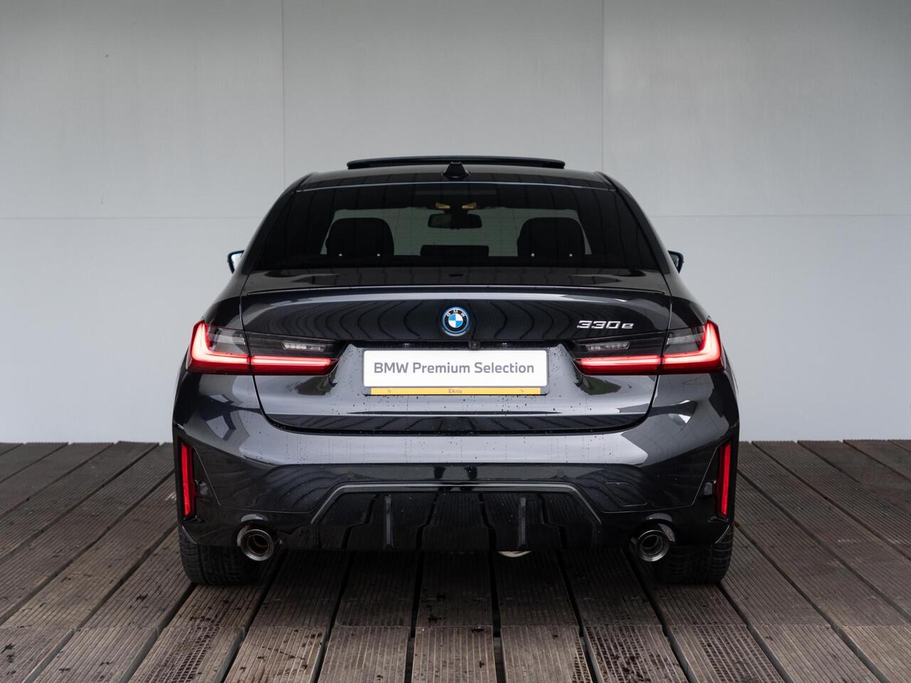 BMW 3-SERIE Sedan 330e | M Sportpakket Pro | Verwarmd Stuurwiel | Comfort Access | Achteruitrijcamera | Schuif-/kanteldak | Stoelverwarming | Harman Kardon | Trekhaak