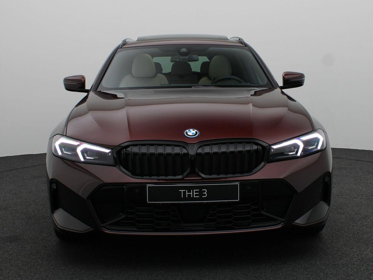 BMW 3-SERIE Touring 330e Individual Lak | M Sportpakket Pro | Innovation Pack | Comfort Pack | Trekhaak | Panoramadak