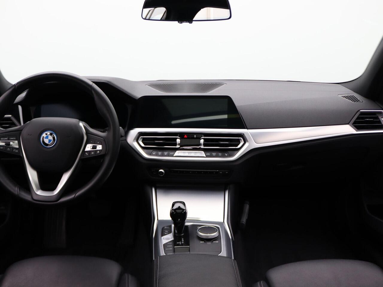 BMW 3-SERIE 320e Touring High Executive | Luxury Line | Parking Pack | Achteruitrijcamera | Panoramadak | Sportstoelen | Head-Up Display | 17"