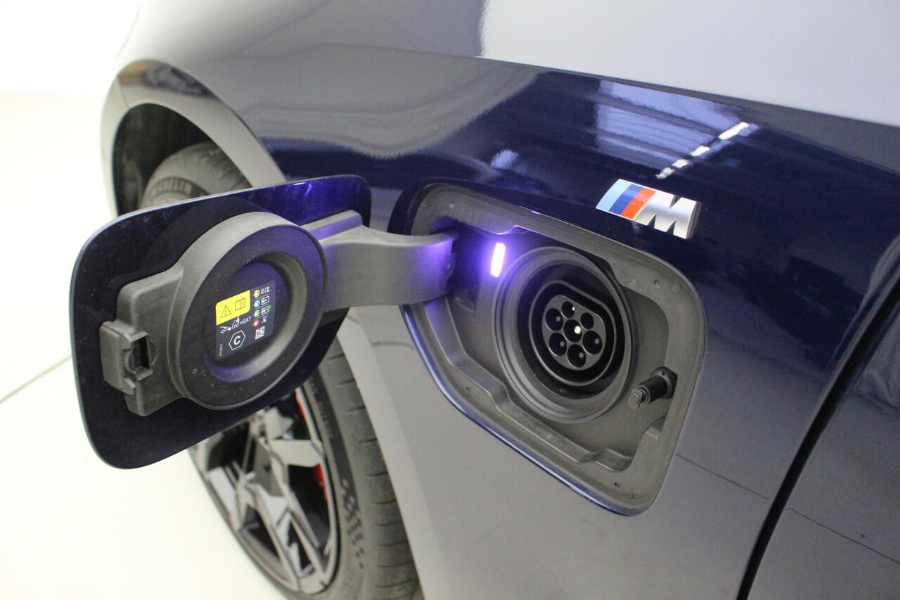 BMW 3-SERIE Touring 330e xDrive M-Sport Pro | Panorama | CoPilot | Harman Kardon | Trekhaak | Memory | 19" Jet Black