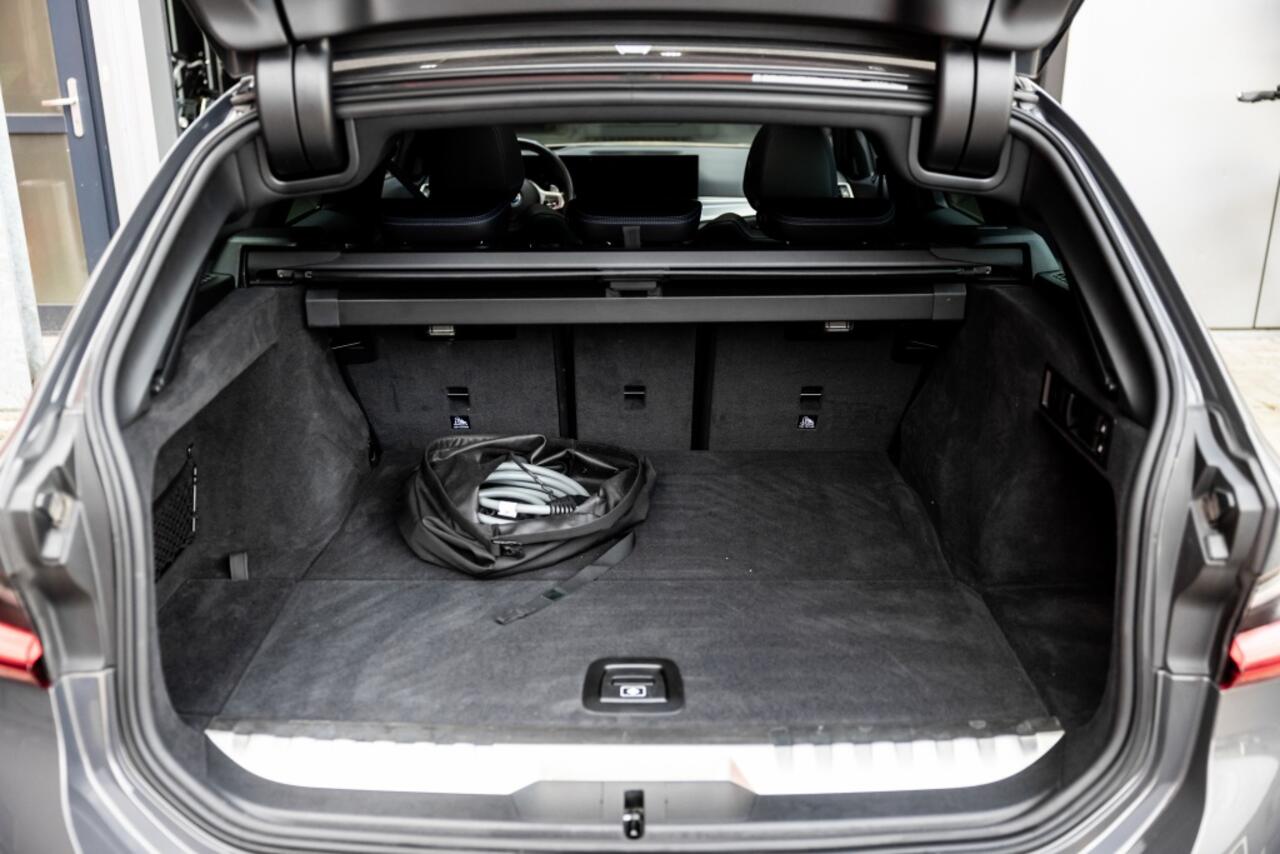 BMW 3-SERIE 3er - 330e xDrive M Sport | HuD | Pano |