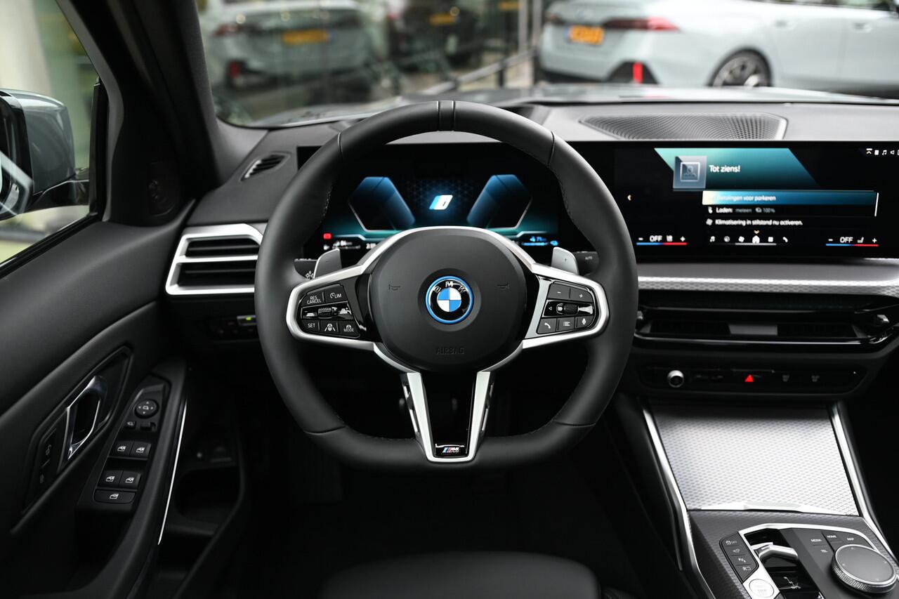 BMW 3-SERIE 330e High Executive M Sport Automaat / Schuif-kanteldak / Sportstoelen / Adaptieve LED / Parking Assistant Plus / Stuurverwarming / Comfort Access