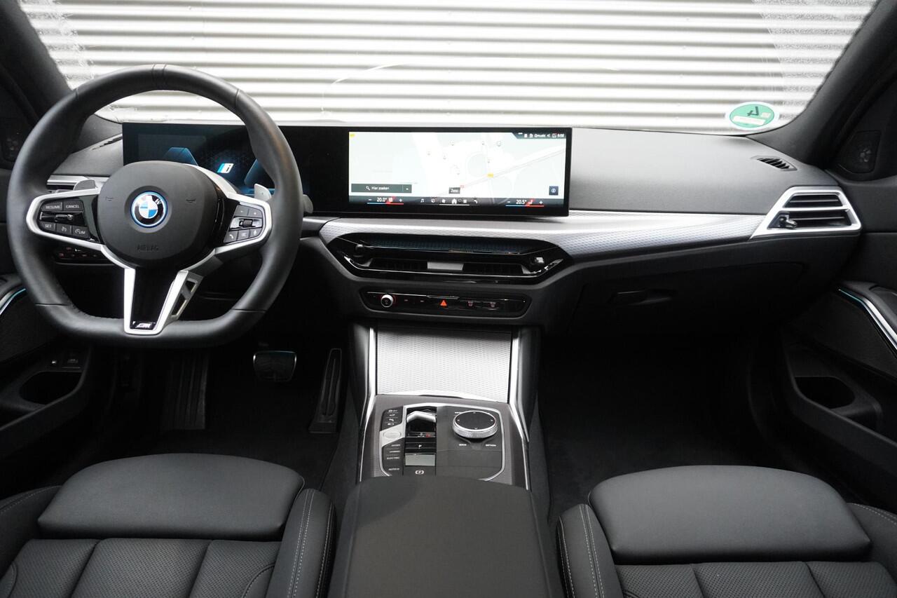 BMW 3-SERIE Touring 330e Xdrive M Sportpakket | Trekhaak met elektrisch wegklapbare kogel | Glazen panoramadak | HIFI System Harman Kardon | Comfort Access