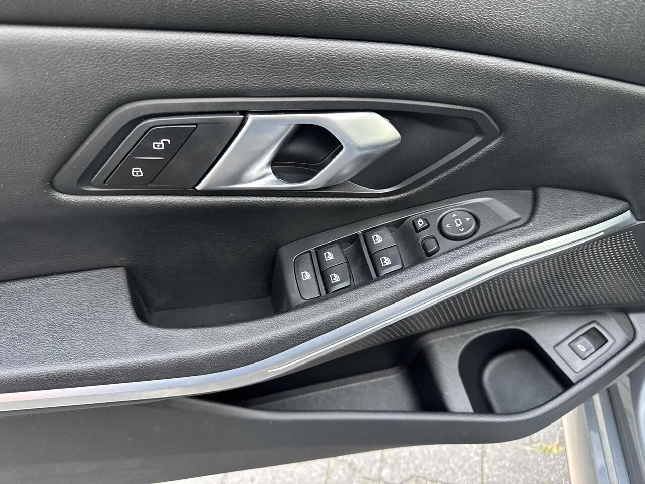 BMW 3-SERIE 318i | Pano | M Sport | LED | Stoelverwarming | Navigatie en meer!